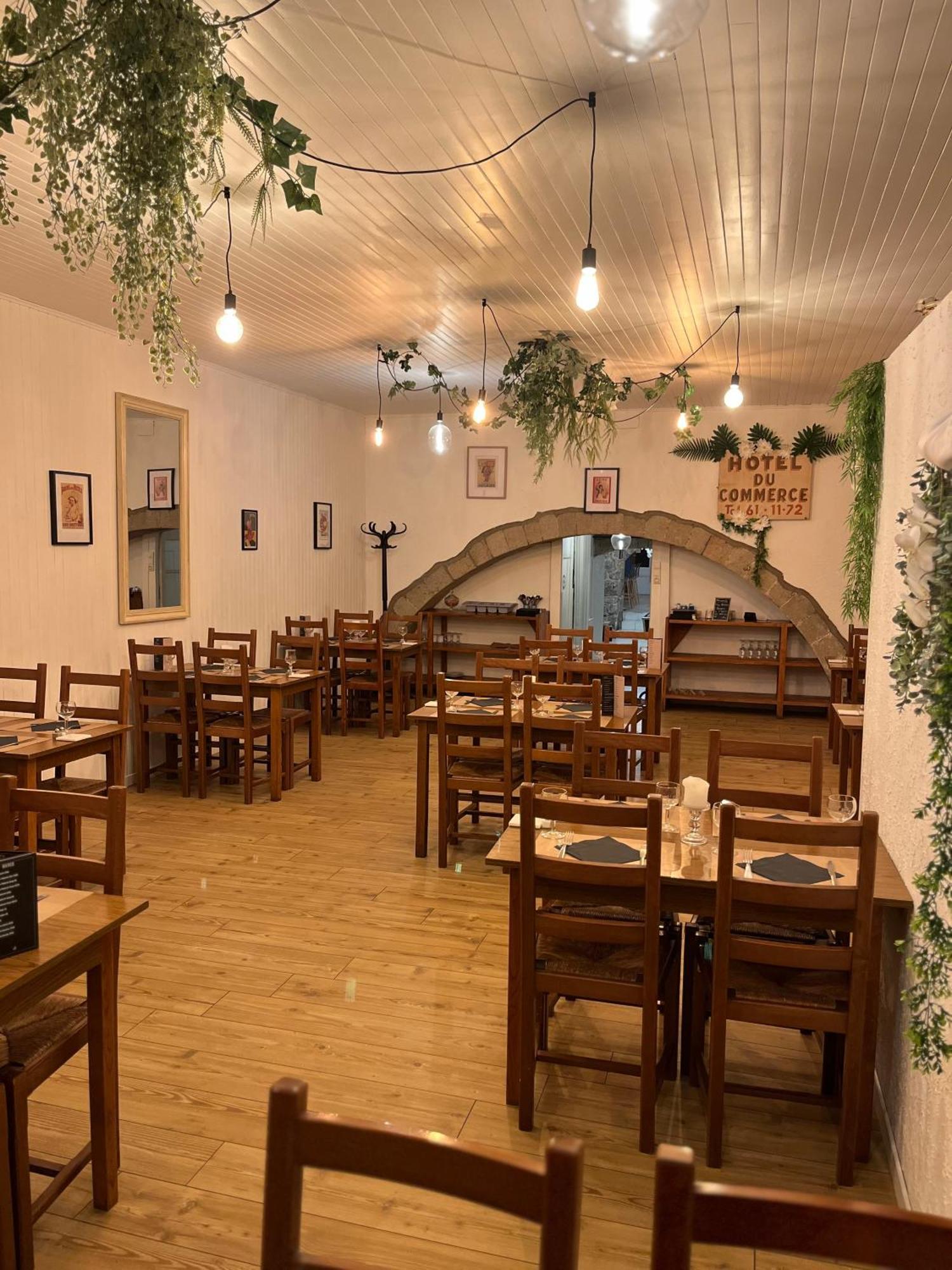 Cafe Du Commerce Genolhac Екстериор снимка