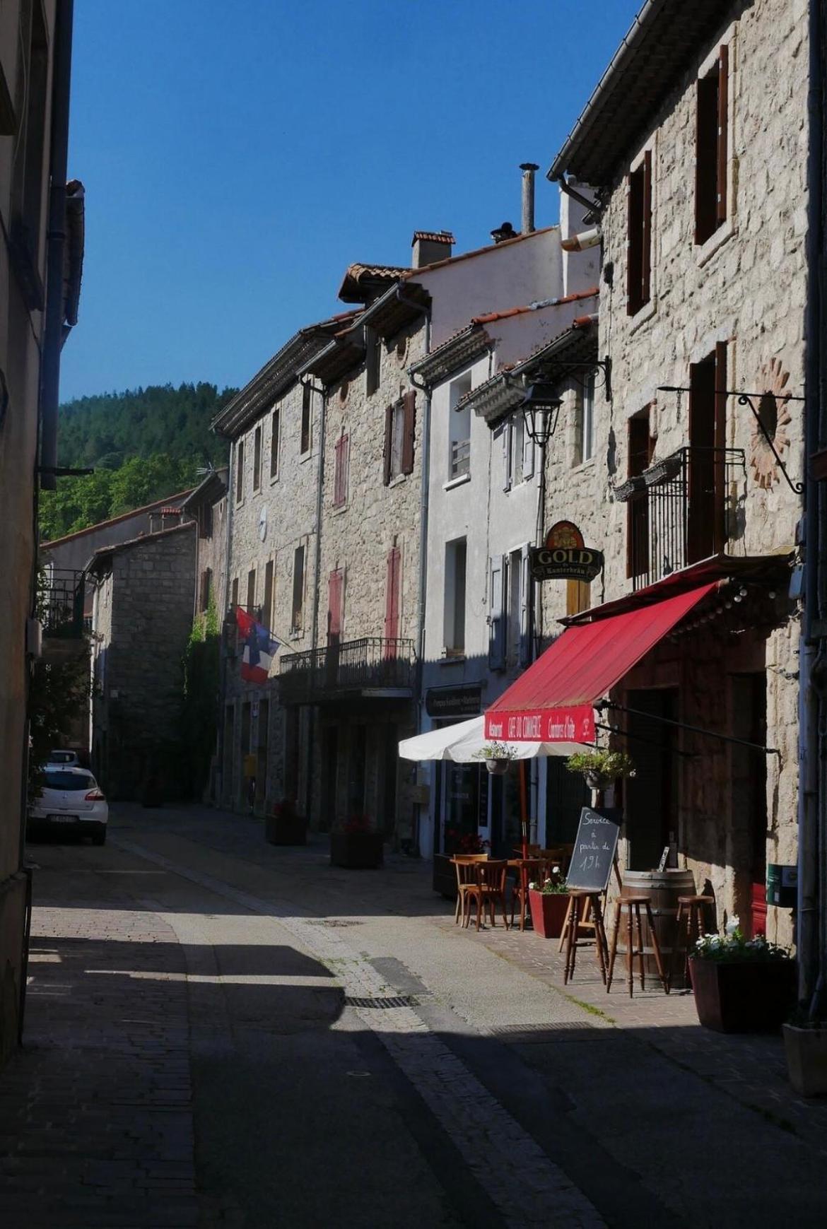 Cafe Du Commerce Genolhac Екстериор снимка